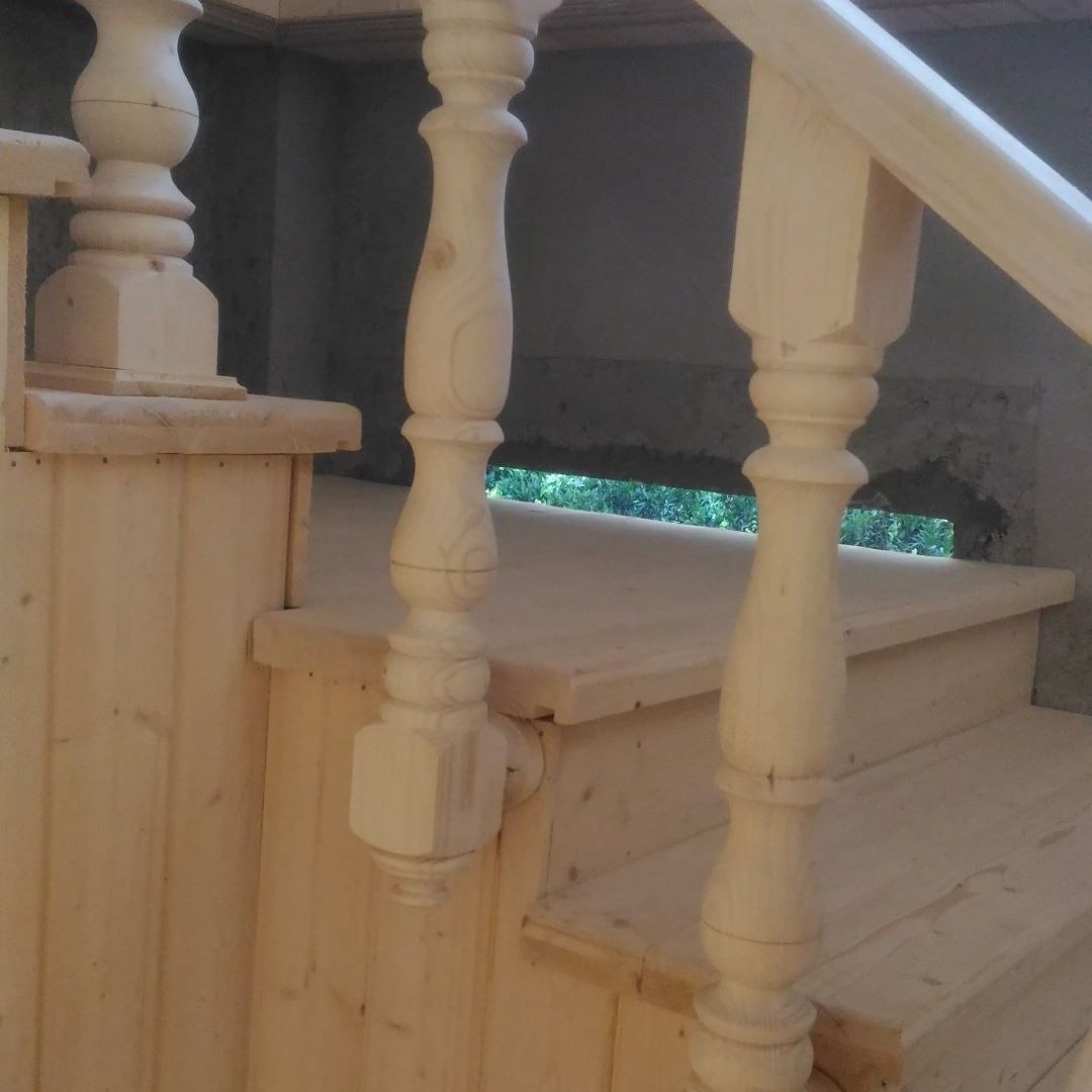 نرده چوبی نصب در کنار پله