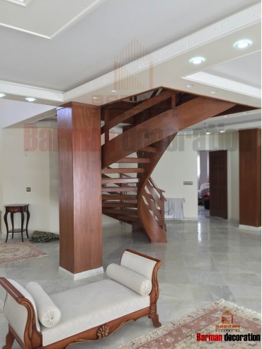 پله پیچ دومحور کناری با نرده چوبی مدرن 