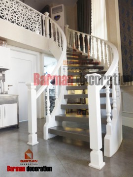 پله گرد با نرده های چوبی سفید رنگ